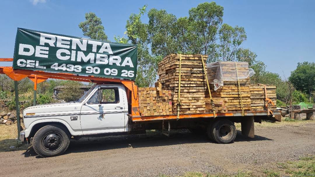 Madera para cimbrar lista para entregar en Panindícuaro, Michoacán — camión cargado con tablas y cimbra